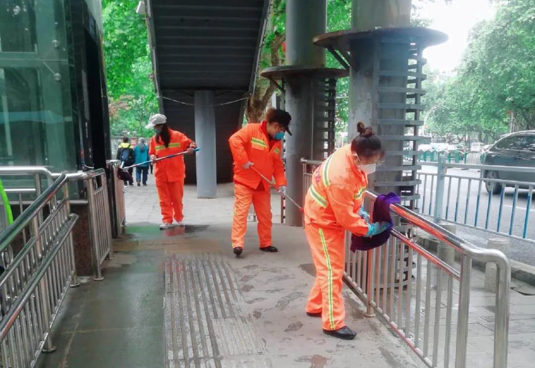 五一节前大扫除，尊龙凯时为您创造整洁优美的节日环境 