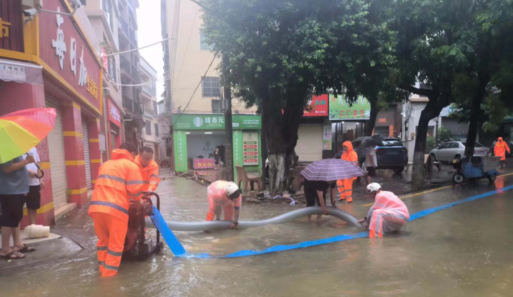 闻“汛”而动 | 风雨无阻,尊龙凯时人坚守一线守护城市安全 闻“汛”而动 | 风雨无阻,尊龙凯时人坚守一线守护城市安全