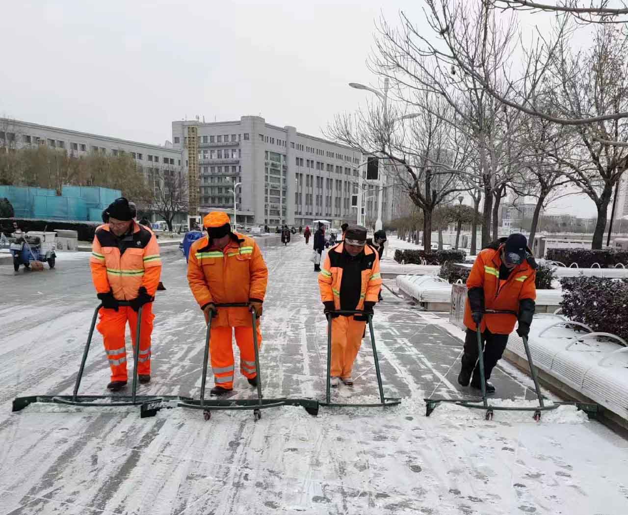 以雪为令 保障出行 | 大雪纷飞而至,尊龙凯时人清雪忙 以雪为令 保障出行 | 大雪纷飞而至,尊龙凯时人清雪忙